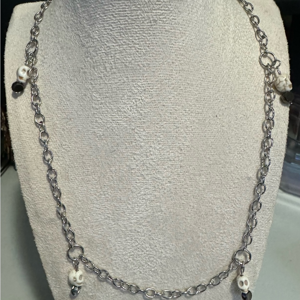 19” silver tone glass and skull bead necklace